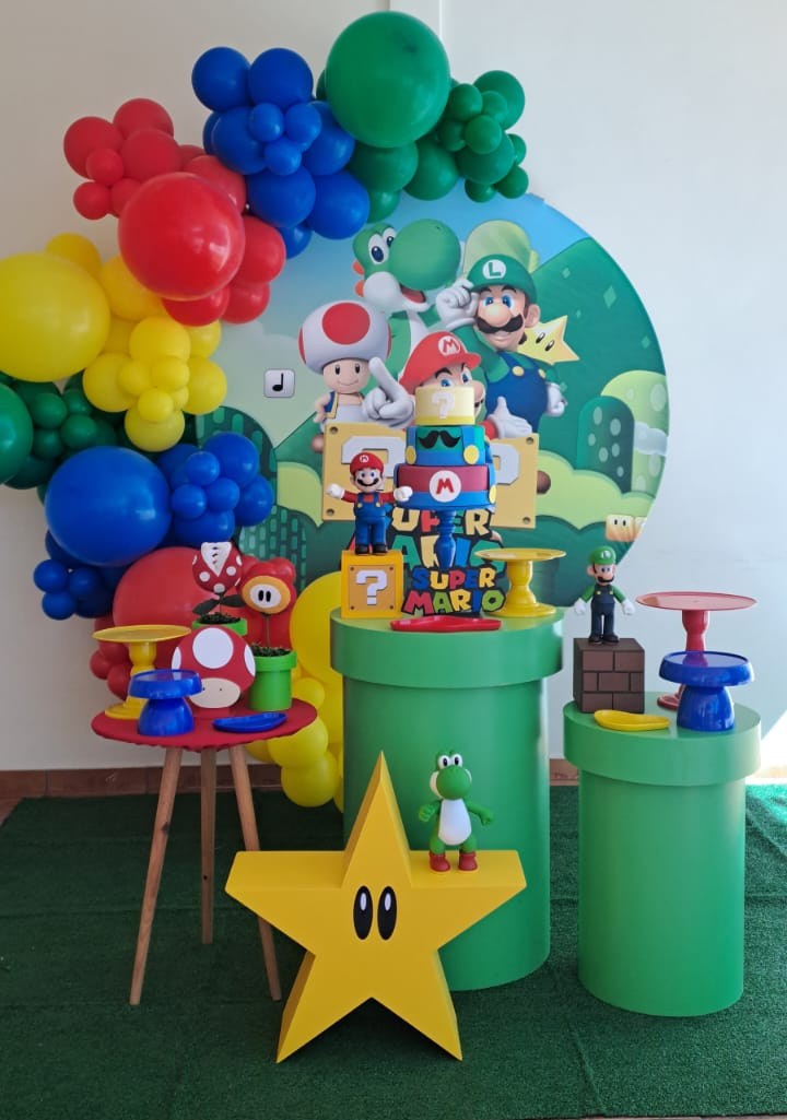 Montagem completa com painel redondo, arco de balões, cilindros e mesa temática